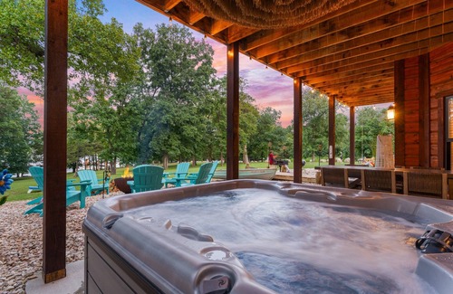 Indian Point Cabin | Stunning 5 br Lakefront Cabin-Hot Tub & Boat Slip!