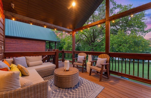 Indian Point Cabin | Stunning 5 br Lakefront Cabin-Hot Tub & Boat Slip!