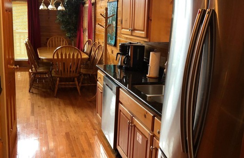 Black Bear Falls Cabin | STUNNING 5-STAR CABIN- BACK TO SCHOOL SPECIAL- 100 OFF Per Night 9/01/25-9/20/25