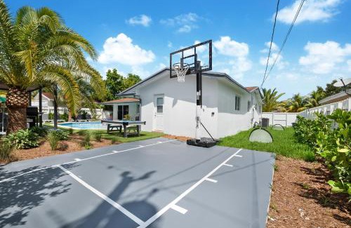 West Perrine House | Stunning 5BR Heated Pool, Beach Access & Games L06
