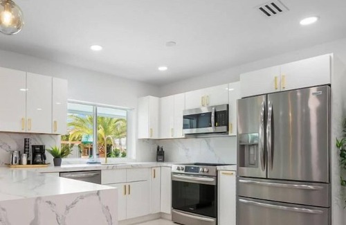 West Perrine House | Stunning 5BR: Heated Pool, Beach Access & Games