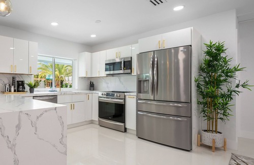 West Perrine House | Stunning 5BR: Heated Pool, Beach Access & Games