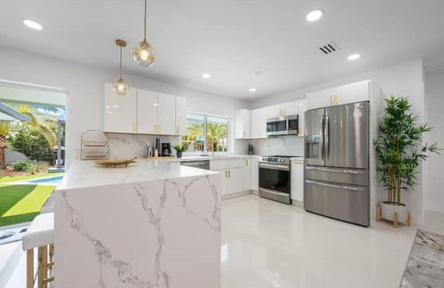 West Perrine House | Stunning 5BR: Heated Pool, Beach Access & Games