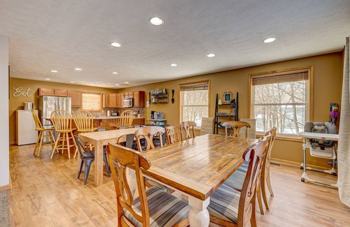 Albrightsville Ski Chalet | Stunning 6 bdrm Pocono Chalet, new Hot Tub & 2 blocks to lake and pools.