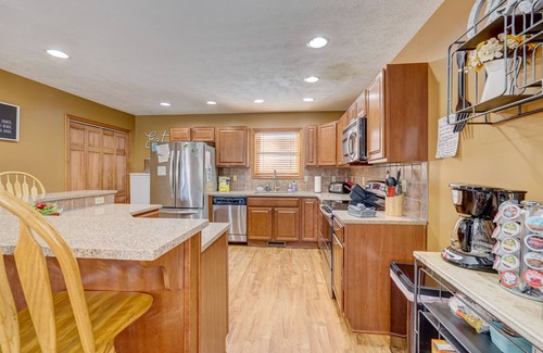 Albrightsville Ski Chalet | Stunning 6 bdrm Pocono Chalet, new Hot Tub & 2 blocks to lake and pools.