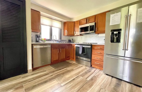 Amherst House | Stunning 6-Bedroom Modern Home, Perfect for Wedding Party/Family Reunion