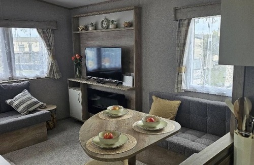 Pakefield House | Stunning 6 berth caravan near to the beach at Pakefield ref 68115CR