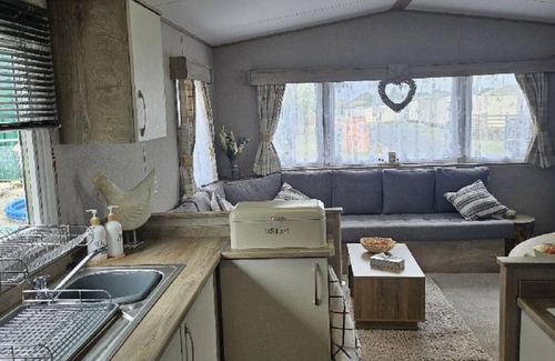 Pakefield House | Stunning 6 berth caravan near to the beach at Pakefield ref 68115CR