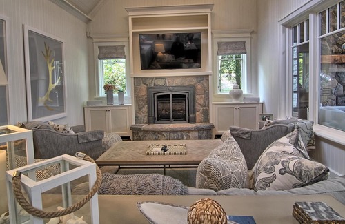 Seguin Cottage | Stunning 6 brdm, 7 bath cottage on Lake Joe! Sand Beach! Boathouse! Has it All!