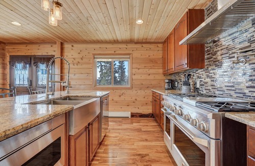 Divide House | Stunning 63 Acre Private Ranch with Pike Peak Views and Space to Roam, Pets with Fee
