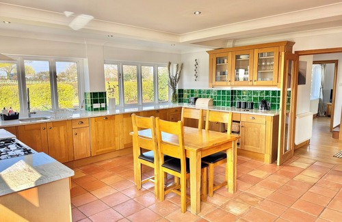 New Forest District House | Stunning 7 Bedroom Escape Near New Forest and Beach - Large Garden - Sleeps 14