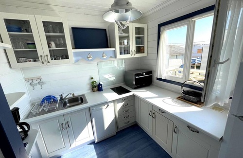 Gruissan Plage Ski Chalet | Stunning 8-Person Chalet with Terrace Near Beach, Fully Equipped Kitchen & Parking