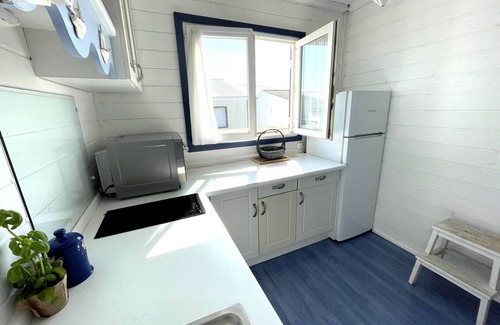 Gruissan Plage Ski Chalet | Stunning 8-Person Chalet with Terrace Near Beach, Fully Equipped Kitchen & Parking