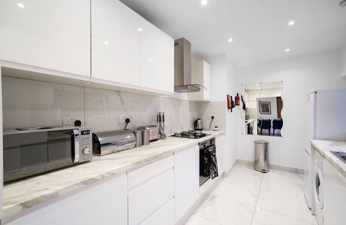 Wormholt and White City House | Stunning Abode in Shepherds Bush