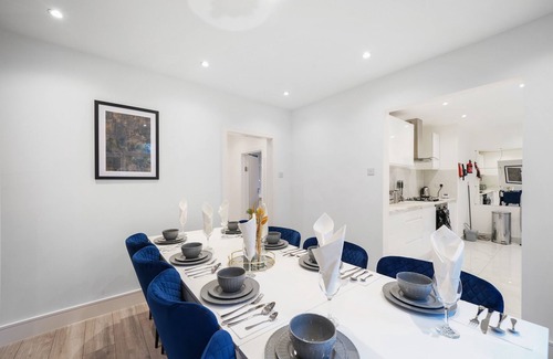 Wormholt and White City House | Stunning Abode in Shepherds Bush