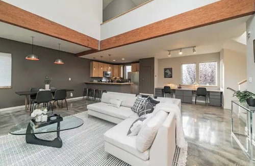 Oakland Condo | Stunning Airy Industrial 2 Bedroom/Bath Loft