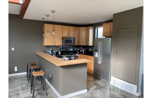 Oakland Condo | Stunning Airy Industrial 2 Bedroom/Bath Loft
