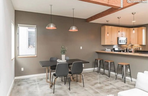 Oakland Condo | Stunning Airy Industrial 2 Bedroom/Bath Loft