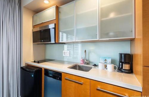 Ala Moana House | Stunning Ala Moana 1BR W Balcony & Mountain City Views 0626
