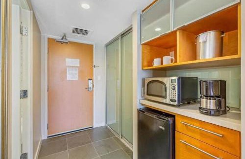 Ala Moana House | Stunning Ala Moana Studio Mtn View Balcony 2029