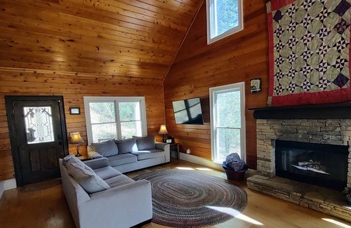 Dillard Cabin | Stunning and Spacious Family Cabin