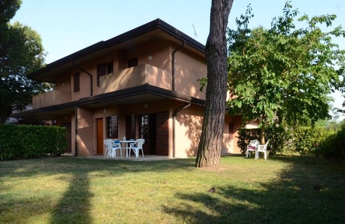 Bibione Villa | Stunning and Spacious Villa with Private Fenced Garden