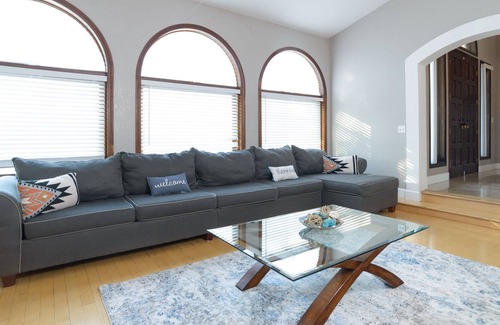 Rainbow Park Villa | Stunning and Spacious in Vegas, Private Pool