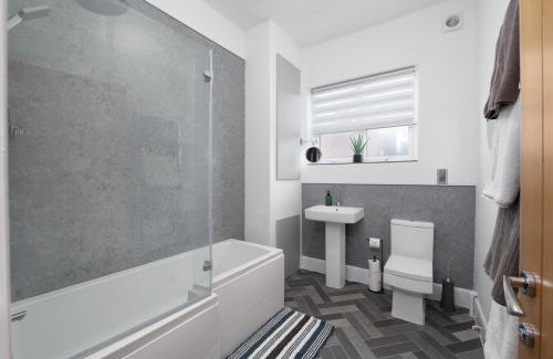 Grimsby Apartment | Stunning Apartment - Central Location - Discounts