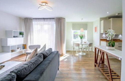 Milton Keynes Apartment | Stunning Apartment with Free Parking, Balcony, Fast WiFi, and Smart TV by Yoko Property