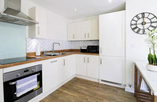 Milton Keynes Apartment | Stunning Apartment with Free Parking, Balcony, Fast WiFi, and Smart TV by Yoko Property