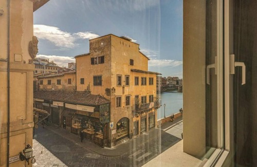 San Niccolo Apartment | Stunning Apartment with Ponte Vecchio and Arno River Viewsn