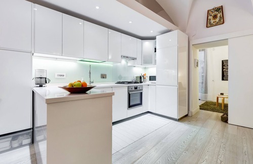 Rione III Colonna Apartment | Stunning Apartment With Private Garden