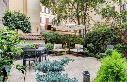 Rione III Colonna Apartment | Stunning Apartment With Private Garden