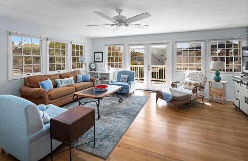 South Mission Beach House | Stunning Beach Home - Steps to the Bay,Beach, &Boardwalk w Grill & Patios