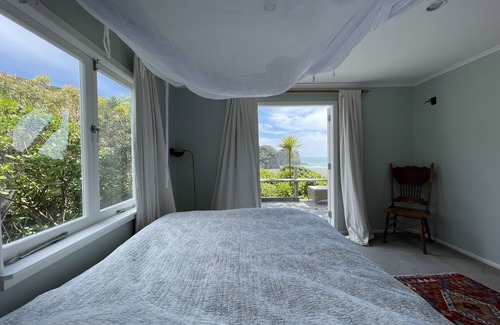 Piha House | Stunning beach house with magnificent ocean views