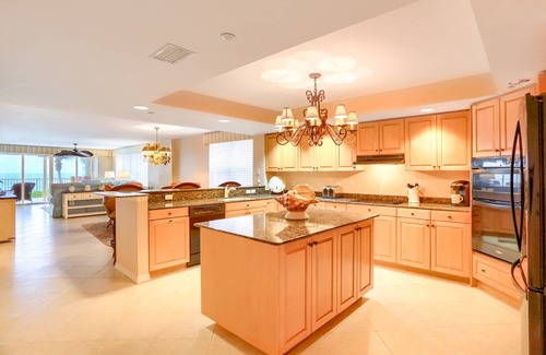 Redington Beach Condo | Stunning Beachfront, Huge Balcony, W/D, Free Wi-Fi & Cable, BBQ, 2 Pools, Hot Tub ~ 110 La Contessa