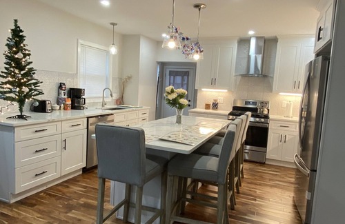 Quincy House | Stunning beautiful and gorgeous Townhome 15 mins to Downtown Boston!