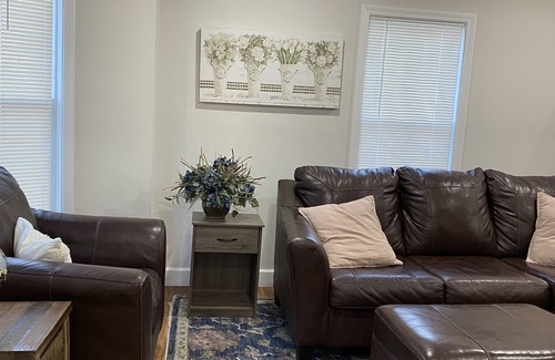 Quincy House | Stunning beautiful and gorgeous Townhome 15 mins to Downtown Boston!