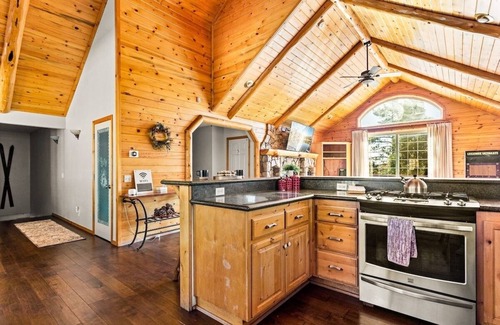 Castle Glen Estates House | Stunning Big Bear Retreat | Hot Tub | Arcade