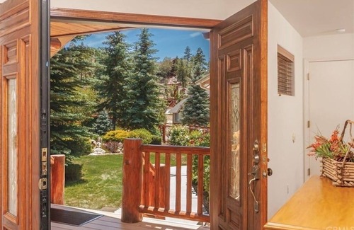Castle Glen Estates Cabin | Stunning Big Bear Retreat | Amazing View | HotTub!