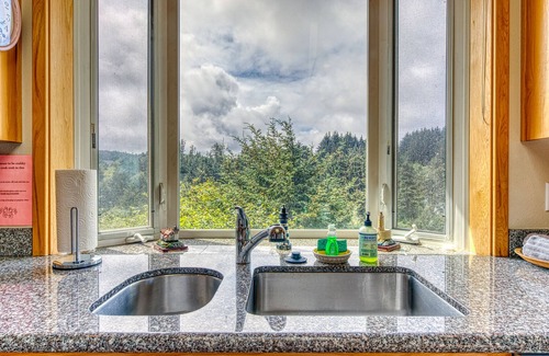 Bandon House | Stunning blufftop home w/deck & views of the ocean/hills - 2 dogs welcome