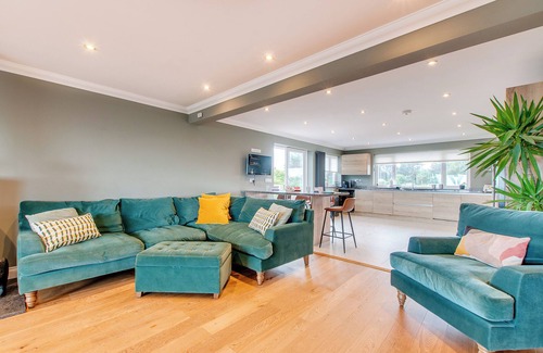 Kingsgate House | Stunning Botany Bay Beach House - Heated Swimming Pool & Panoramic Sea Views