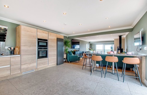 Kingsgate House | Stunning Botany Bay Beach House - Heated Swimming Pool & Panoramic Sea Views