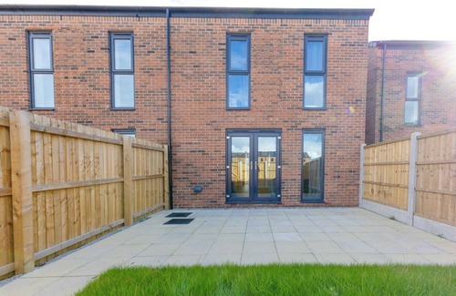 Salford House | Stunning Brand New 3 Bedroom Townhouse in Salford 10 min to City Centre