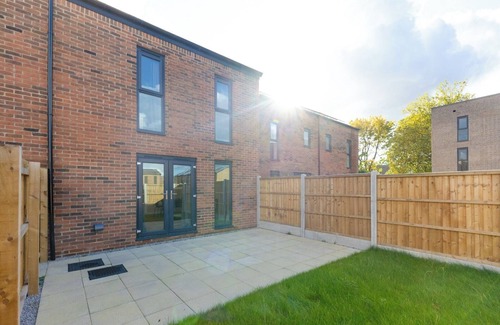 Salford House | Stunning Brand New 3 Bedroom Townhouse in Salford 10 min to City Centre