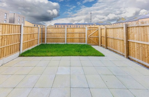 Salford House | Stunning Brand New 3 Bedroom Townhouse in Salford 10 min to City Centre