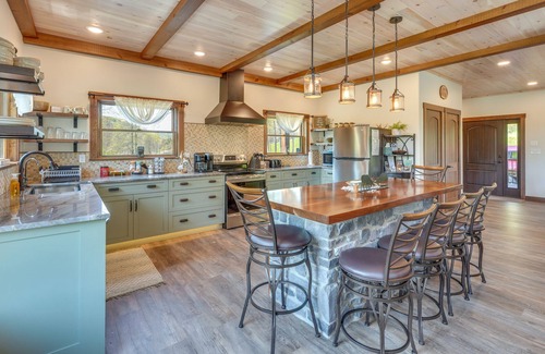 Driftwood Cabin | Stunning 'Bugle Hollow Lodge' w/ Mtn Views!