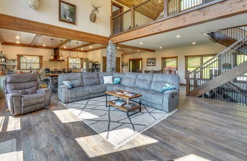 Driftwood Cabin | Stunning 'Bugle Hollow Lodge' w/ Mtn Views!