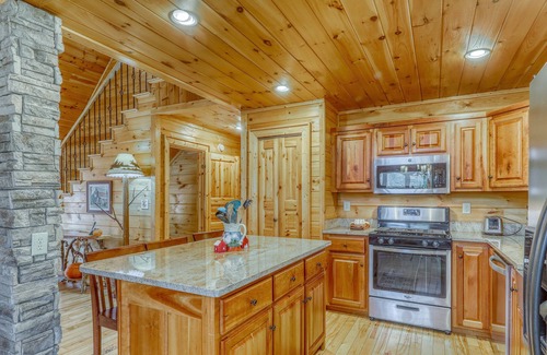 Mineral Bluff Cabin | Stunning cabin w/private hot tub, game room, & expansive deck - great view