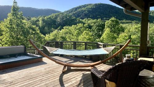 Cleveland House | Stunning Cabin with Fire Pit, Hot-tub and Sauna in Cleveland, Georgia